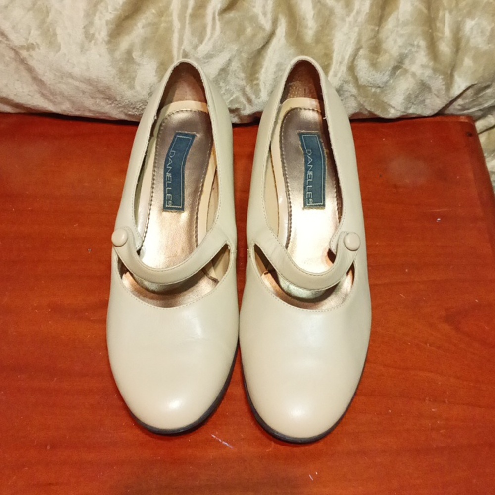 Danelle women's cream tan size 8.5, 2.5" heel shoes